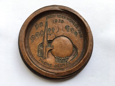 SELTEN 1939 NEW YORK WORLD S FAIR THEME CENTER SOUVENIR KERAMIK ANSTECKNADEL SCHALE