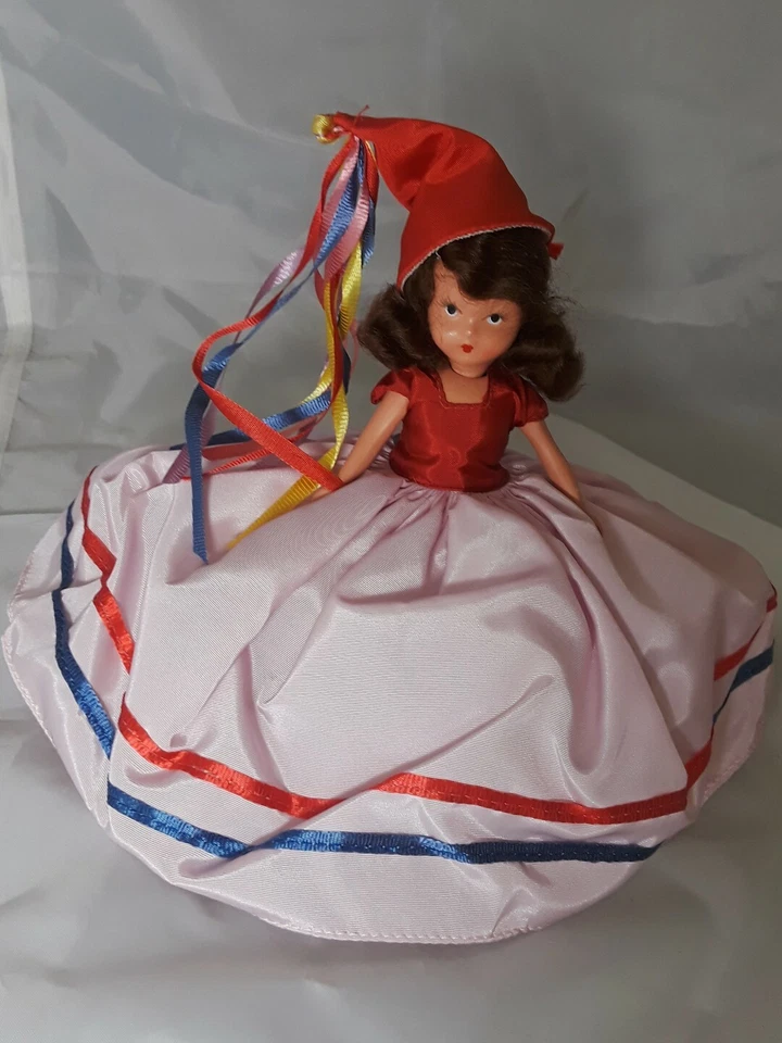 Muñeca Nancy Ann Story Book 6" de alto #187 A January Merry Maid Foto 2 de 4