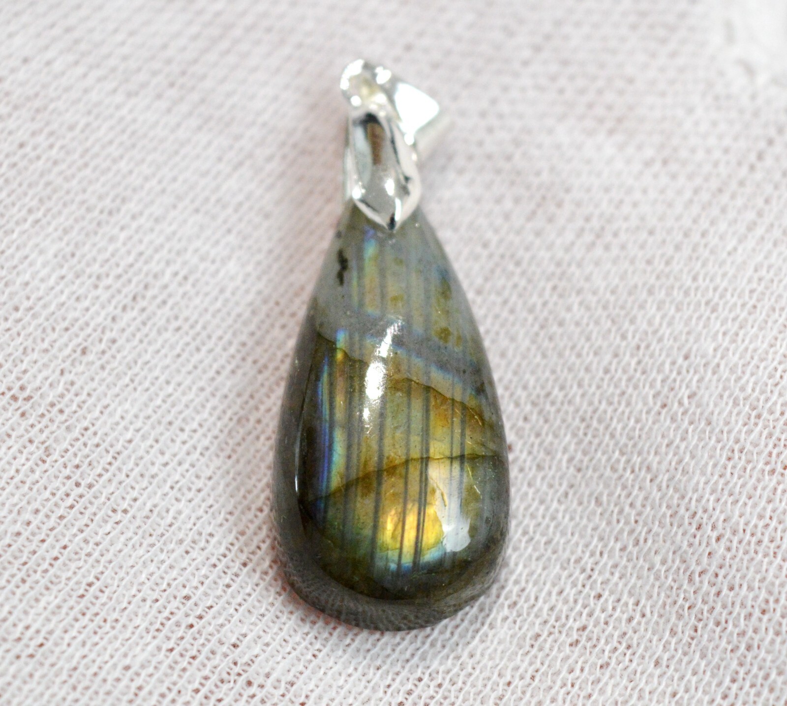 Labradorite cabochon de Madagascar d'exception, pendentif 31 carats en pierre fine véritable