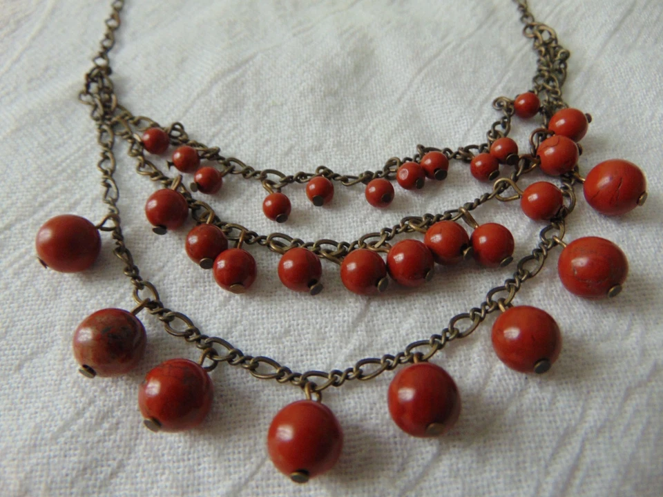 Altiplano签名锈色碧玉石珠吊坠围兜项链 — 第 2/4 张图片