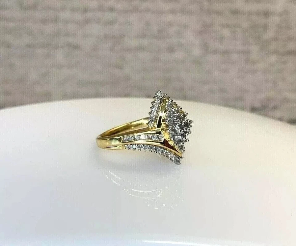 Alianza con racimo de diamantes simulados de corte redondo de 2,00 quilates enchapada en oro amarillo de 14 k Foto 4 de 4