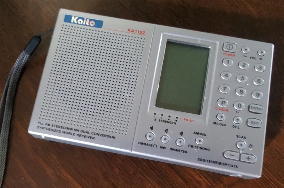 RADIO estéreo de onda corta Kaito KA1102 AM/FM/SW PLL sintetizado SWP ¡Funciona muy bien! Foto 2 de 4