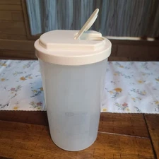 Rubbermaid Servin’ Saver 2 Quart Plastic Pitcher Flip Top Screw-On Lid Container