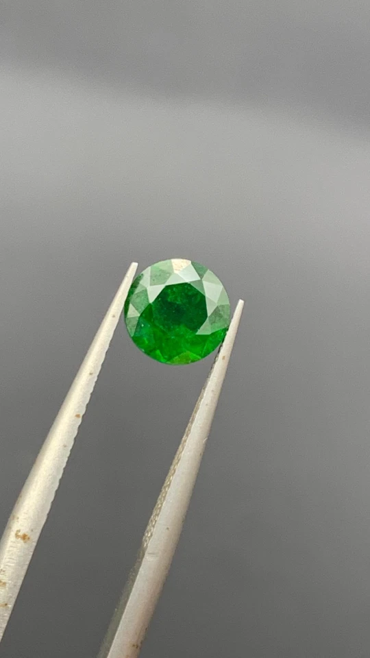 Granada Demantoide Verde Natural – Pedra Preciosa Solta de 1,10 quilates (Paquistão) - Imagem 3 de 4