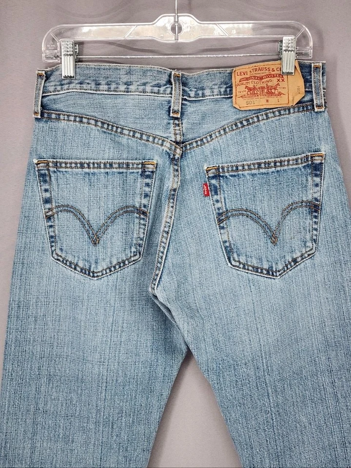 Pantalones de mezclilla vintage Levis 501 para hombre 31x32 azul lavado claro botón mosca lengüeta roja recta Foto 4 de 4