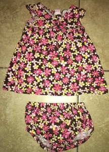 vestido preto com flores amarelas