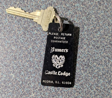 Llavero vintage de plástico negro Jumer's Castle Lodge motel Peoria Illinois