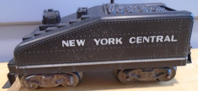 VINTAGE 027 GAUGE MARX PLASTIC 6'' NEW YORK CENT SLOPE BACK TENDER W/METAL TRUCKS