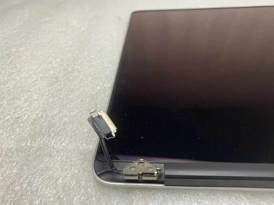 MacBook Pro A1398 15" 2015 Retina LCD Assemblaggio ARGENTO 661-02532 GRADO B - Immagine 4 di 4