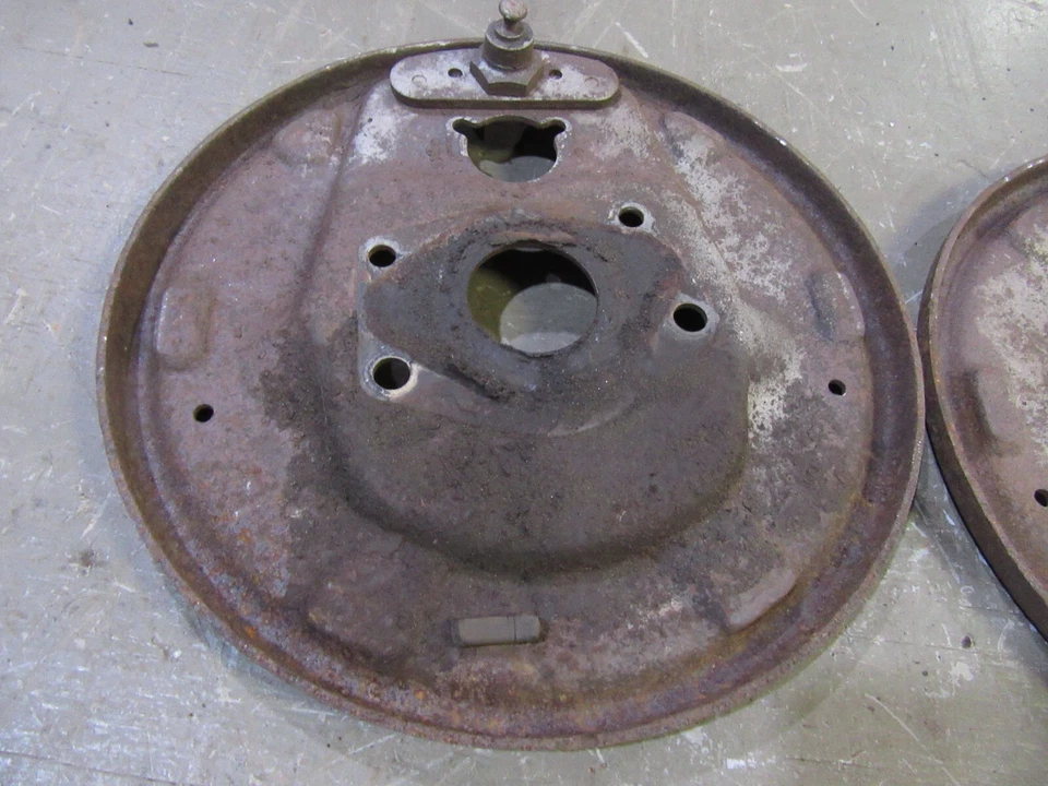 1955 1956 年福特 Customline 汽车前主轴制动鞋背安装板一对 — 第 2/4 张图片