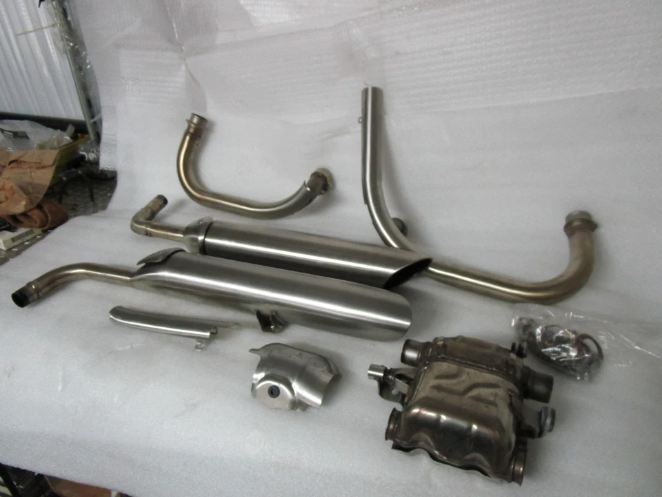 Sistema de escape Triumph Bonneville Bobber 17-22 OEM Foto 3 de 4