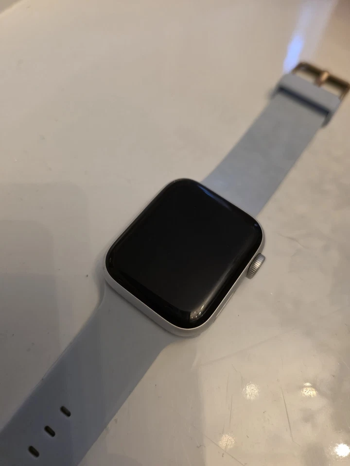 Apple Watch SE - 40 毫米星光铝合金表壳 带运动型表带 GPS — 第 2/2 张图片