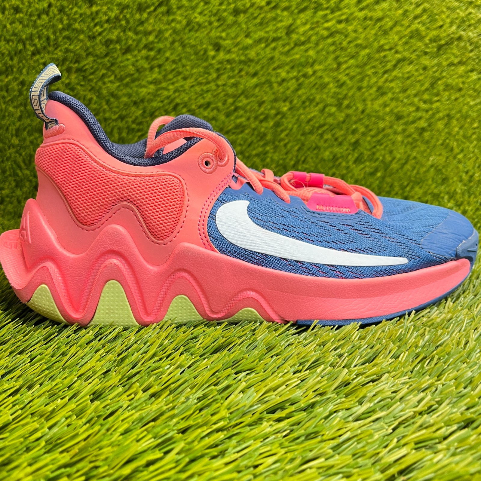 Nike Giannis Immortality 2 Girls Size 5.5Y Blue Pink Basketb