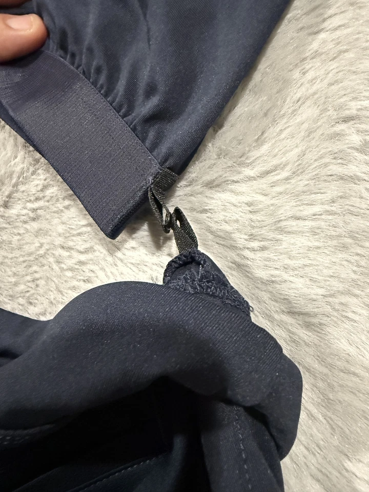 Falda de natación Puma para mujer pequeña azul marino UPF 50+ protección solar pantalones cortos desmontables Foto 4 de 4