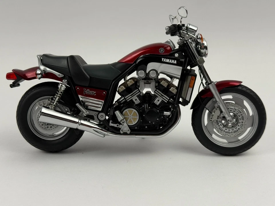 Minichamps 1993 Yamaha VMAX Motorcycle Scale Model 1:12 - 122 163701 No. 83 - Image 3 of 4