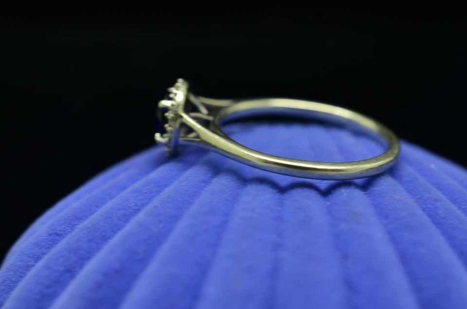 10k White Gold round blue sapphire ring band with diamond halo size 5.75 - Image 3 of 4