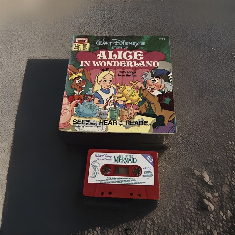 Disney's Alice In Wonderland Read-Along Book with Cassette Tape Vintage 1979
