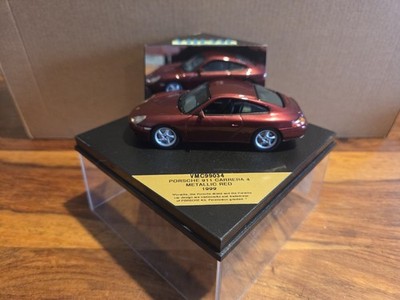 Modellautos 1:43 Vitesse Porsche 911 996 Carrera 4rot 1999 VMC99034 in Vitrine