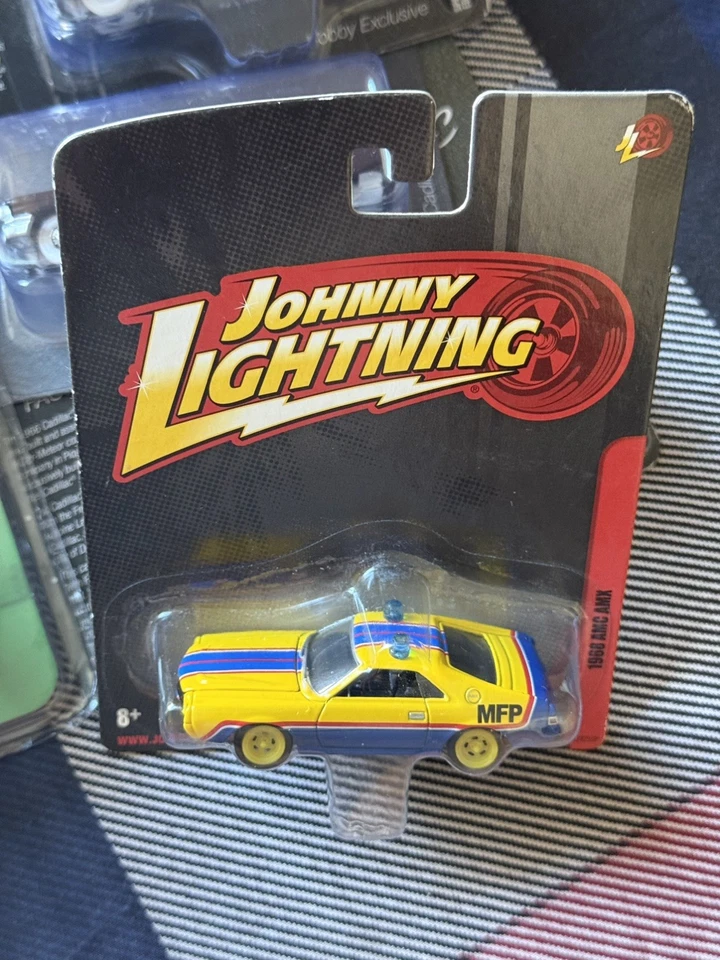 Johnny Lightning 1968 AMC AMX 2011 en azul y amarillo 'MFP' de Mad Max con protección Foto 2 de 4