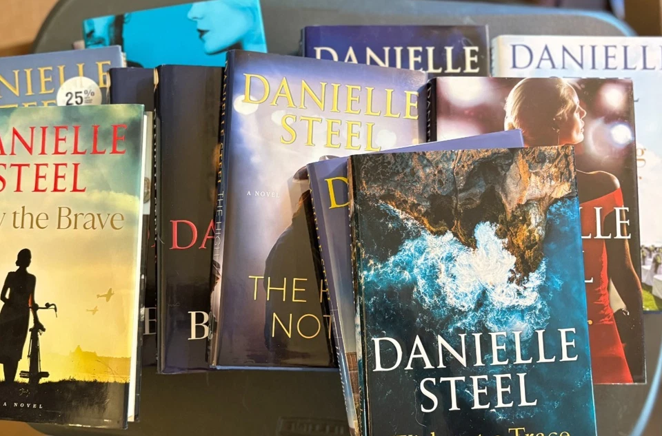 Danielle Steel Hardcover Books – YOU CHOOSE - Decorative Romance Fiction Novel Foto 2 de 4
