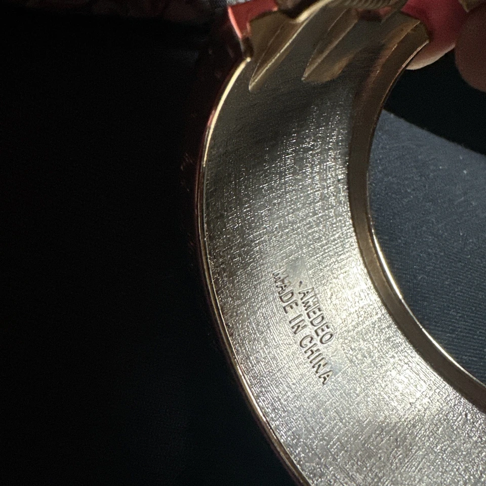 Brazalete Brazalete Amedeo NYC 14K GP Ovalado Cornelio Camafeo Bisagras Blanco y Dorado Foto 3 de 3