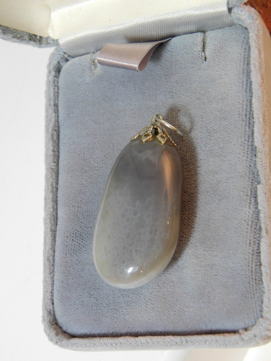 Pendentif En Agate à Lignes Grise Et Blanche - Dimensions 33 X 54 Mm - Occasion Très Bon État
