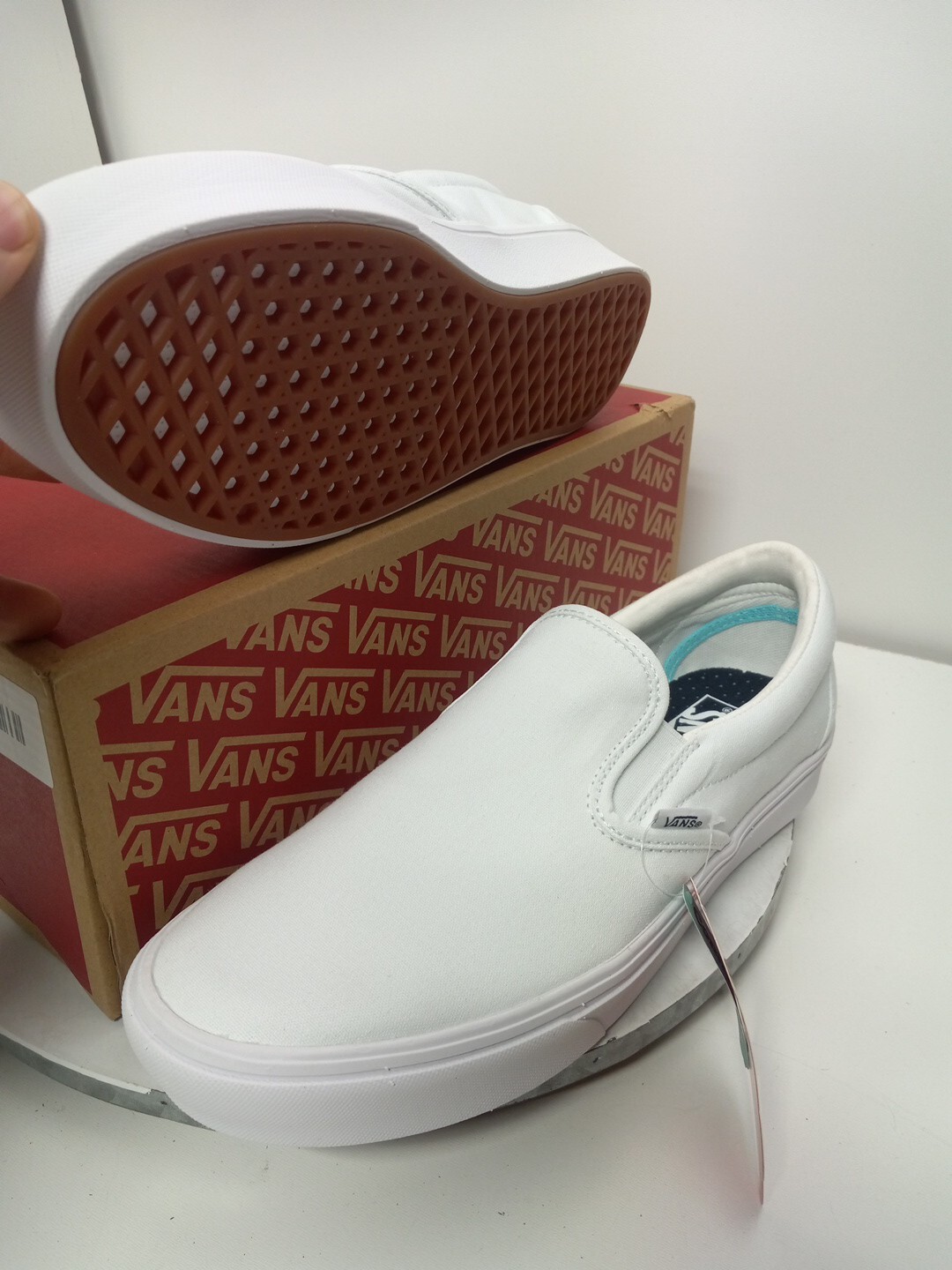 white vans comfycush slip on