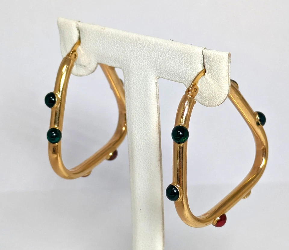 Pendientes de lazo de oro de 14K, 1-1/4"" por 1-1/4"", zafiros simulados, rubíes y esmeraldas Foto 2 de 4