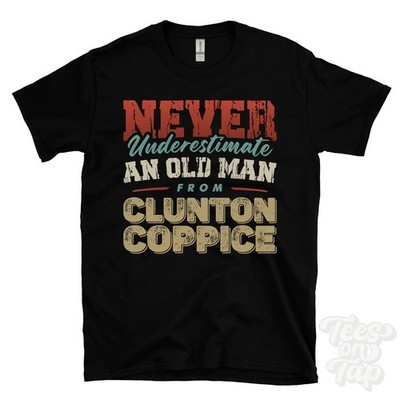 Unterschätze niemals einen alten Mann aus Clunton Coppice T-SHIRT Weihnachtsgeschenk Bucknell