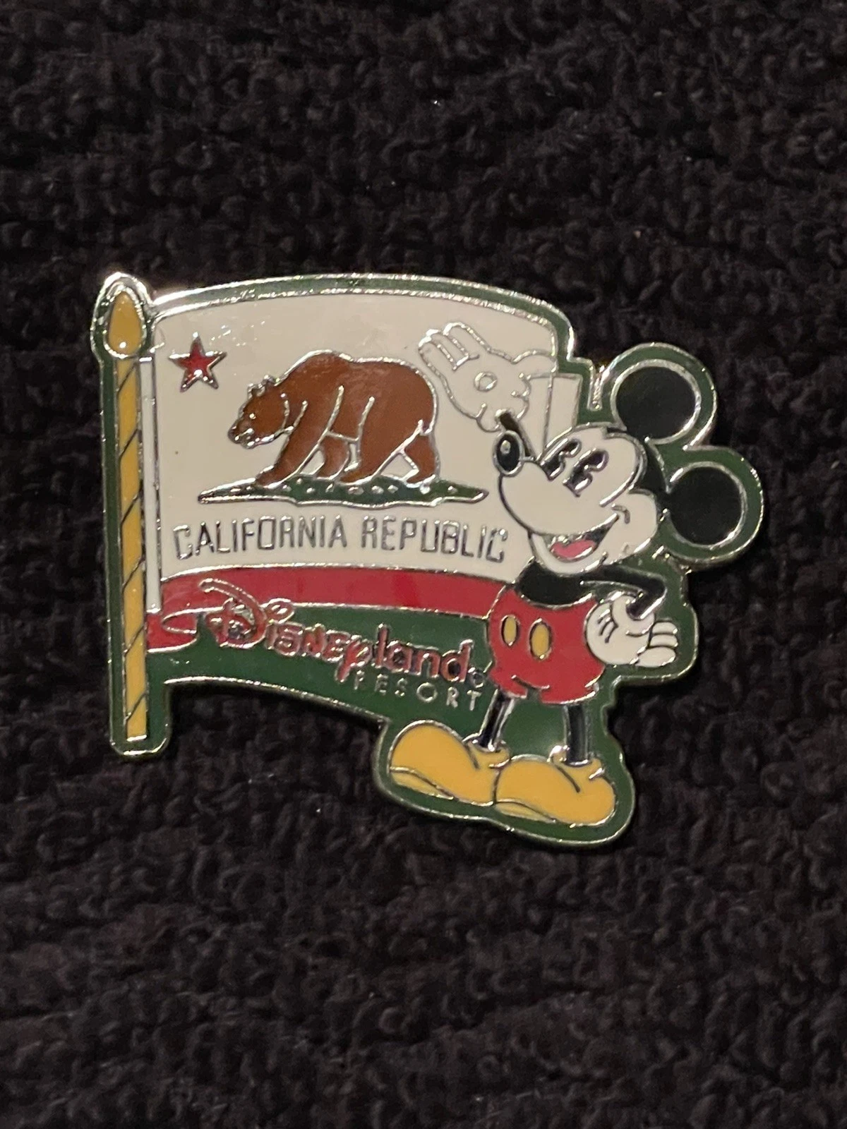 DISNEY PIN - MICKEY MOUSE CALIFORNIA REPUBLIC FLAG 2005