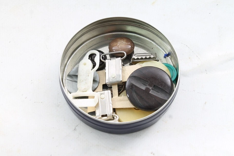 Konvolut alte Blechdosen Nivea Nähzubehör Nadeln Knöpfe Vintage Schieber Holz - Bild 4 von 4