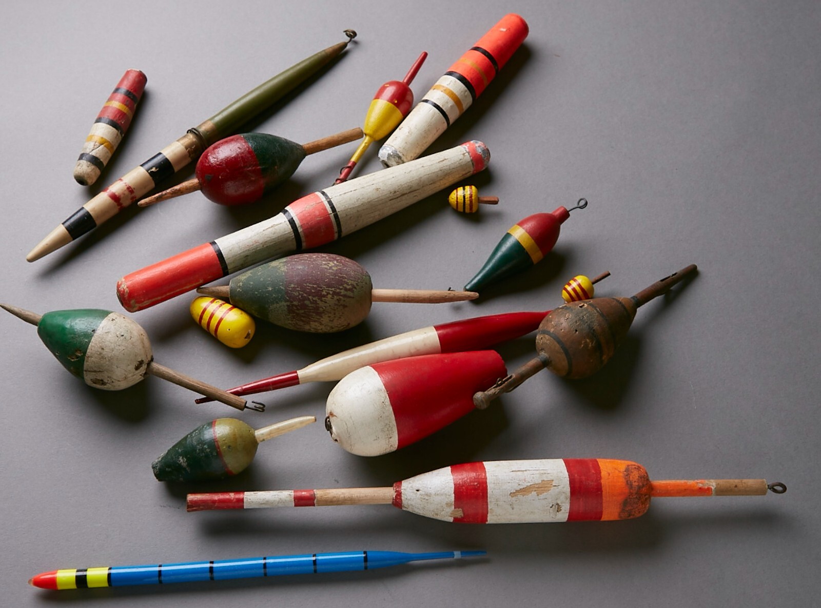 VINTAGE LOT OF 18 FISHING BOBBERS ANTIQUE TACKLE FISHING LURE FLOATS