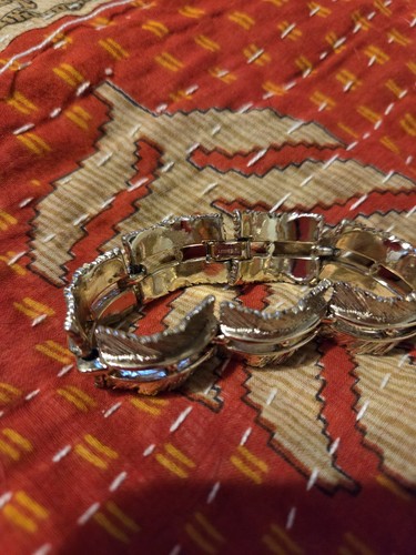 Vintage Signed LISNER Gold Tone Leaf Link Bracelet Brushed Plume Feather 1960s