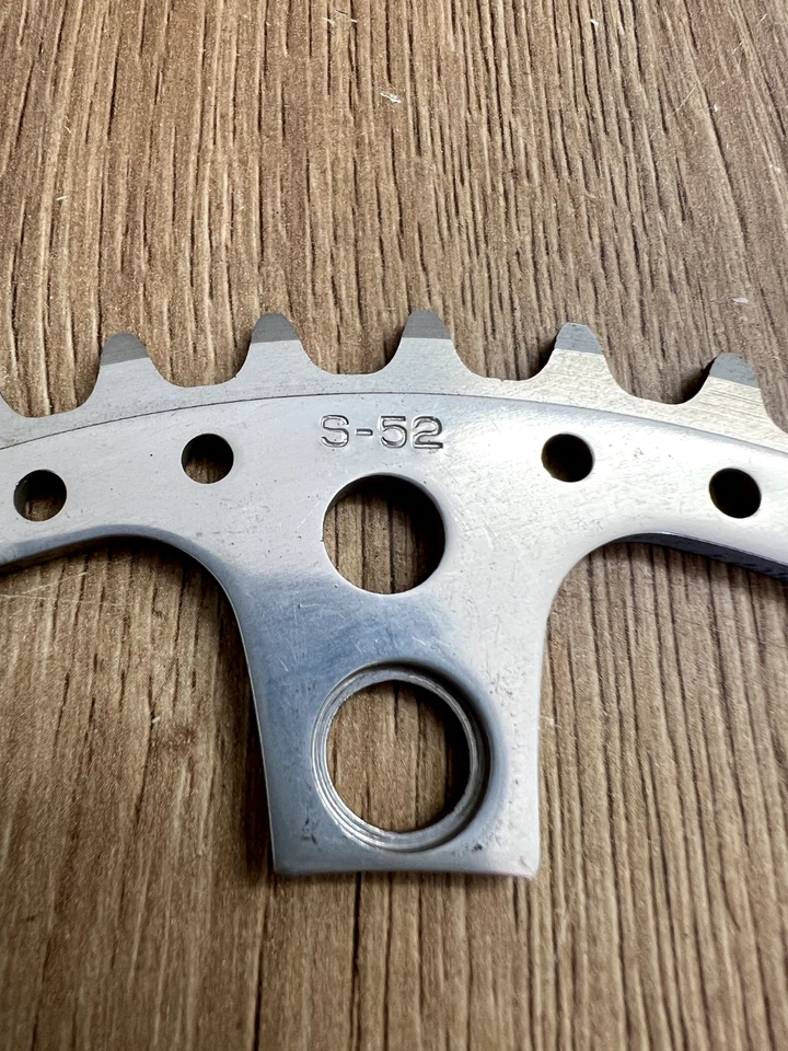 Retro NOS Sugino 52T corona da strada forata 144 BCD, argento - leggera - Immagine 3 di 4