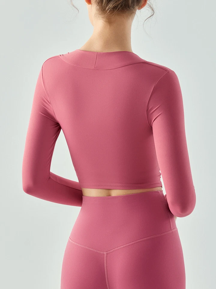 Cómodo y a la moda top de yoga dos en uno con almohadilla para el pecho y manga larga Foto 4 de 4