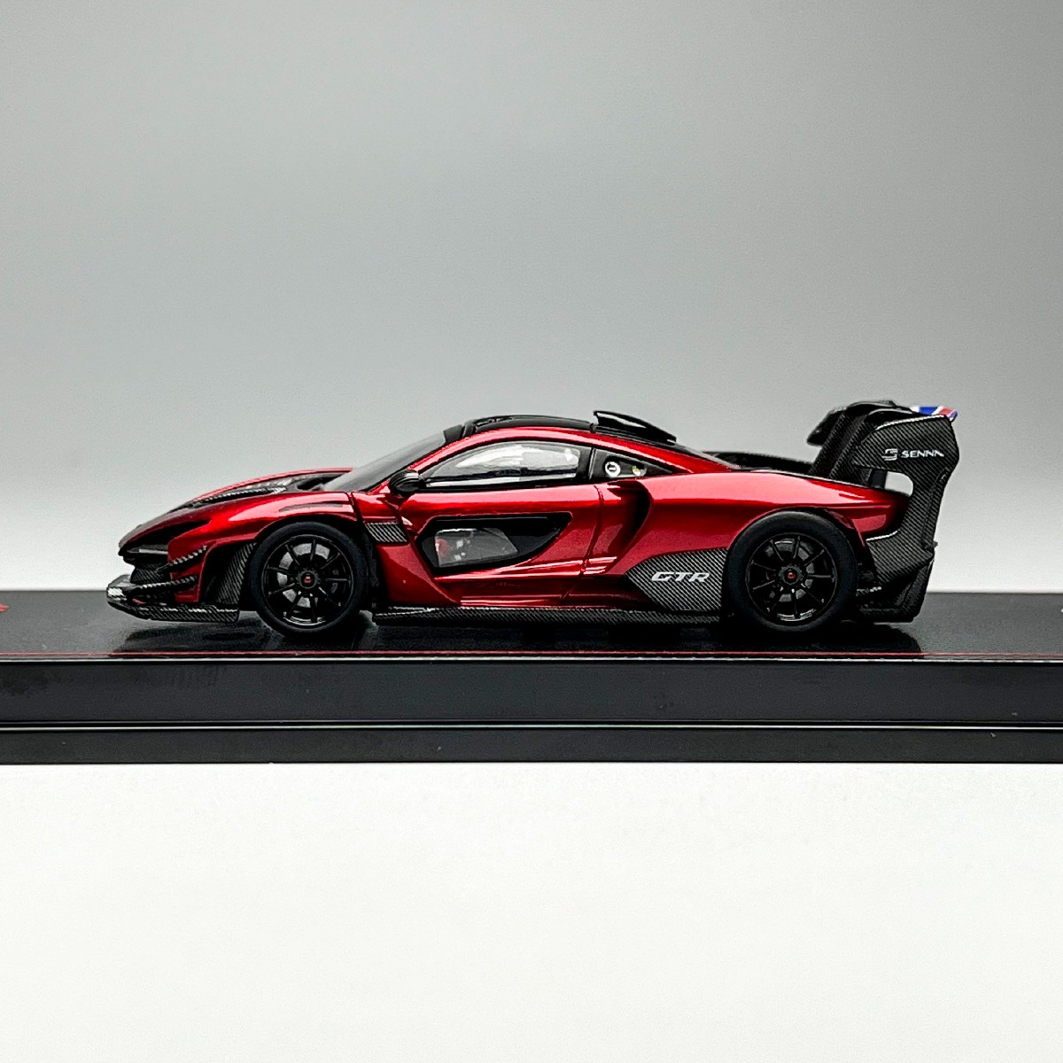 Collectible 1:64 McLaren Senna GTR Red Alloy Diecast Model Car