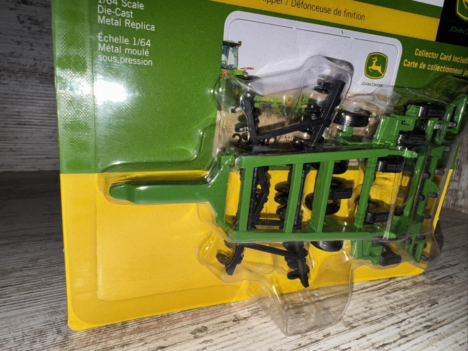 1/64 Scale John Deere 2700 Mulch Ripper Die-cast Ertl Tillage Equipment - Image 3 of 4