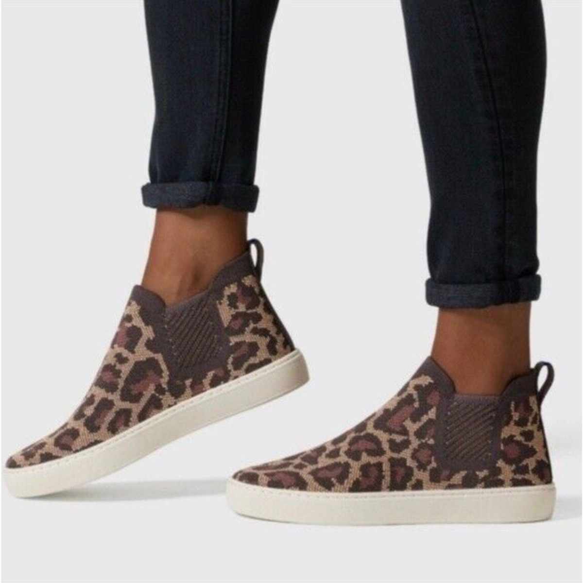 Rothys Chelsea Boot Wildcat Women ROTHY’s Chelsea boots in the Wildcat (leopard/cheetah) print
Size 10.5 main image 1