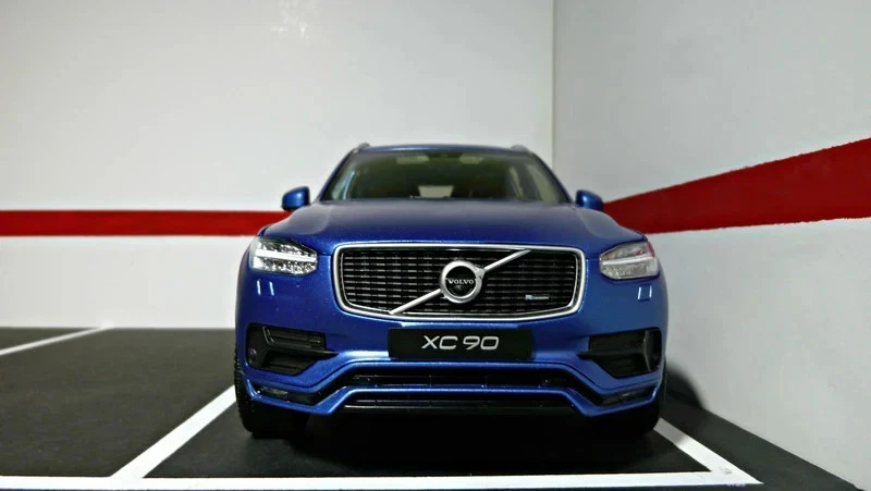 Volvo XC90 R Design, 1:18 scale. GT Autos - Imagen 3 de 4