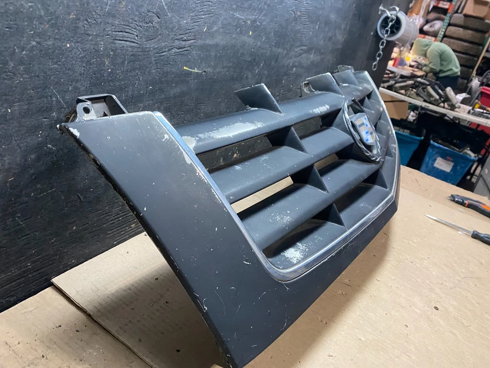 Grelha frontal superior Cadillac Escalade 2002 a 2006 fabricante de equipamento original U7601 DG - Imagem 3 de 4