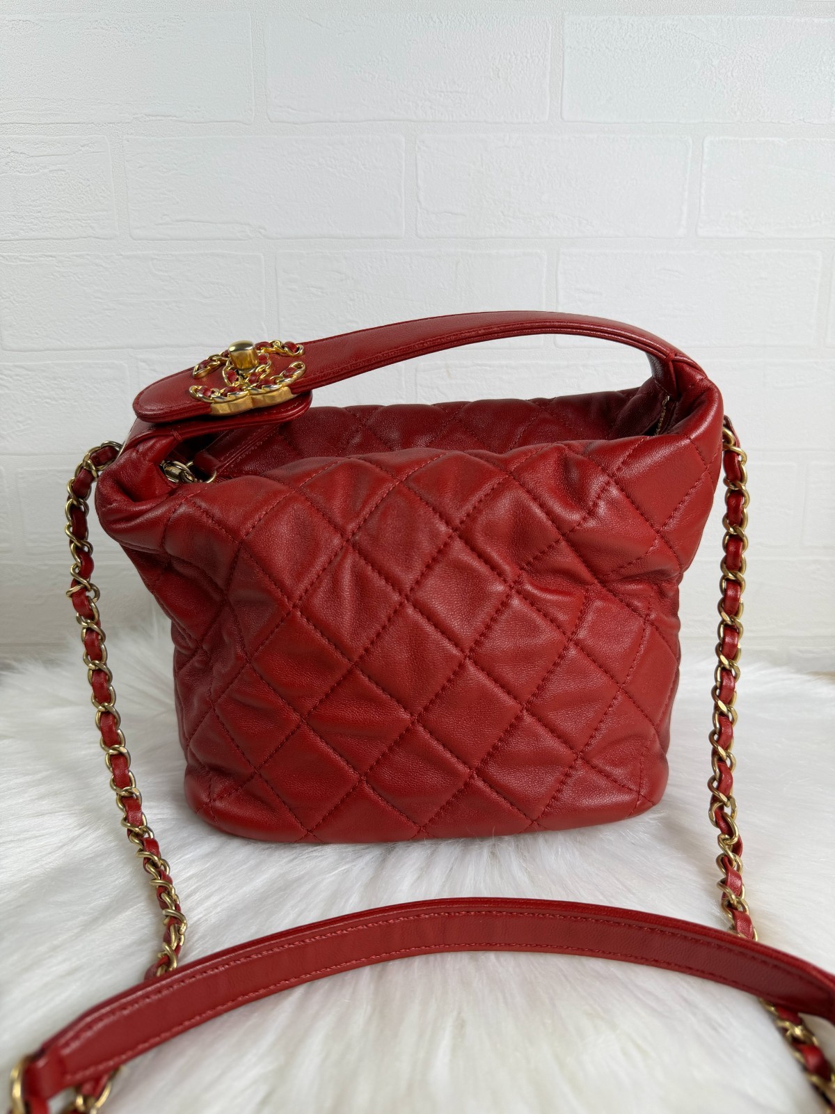 Auth CHANEL Vintage Red Quilted Leather Chain Shoulder Handbag Gold Hardware