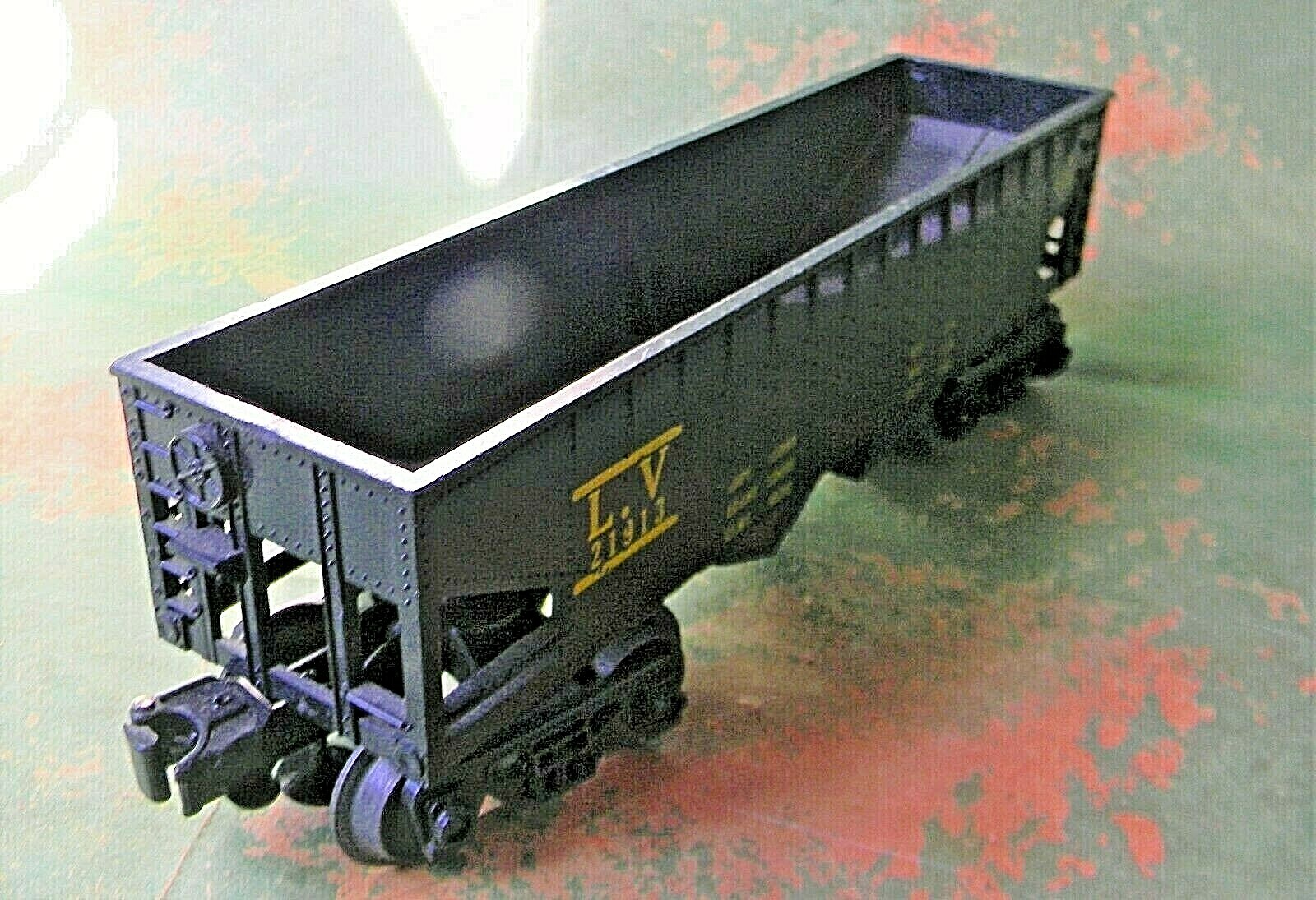 Lionel Couplers Hopper LEHIGH VALLEY 8Wheel & 2 Thumbtacks Rd