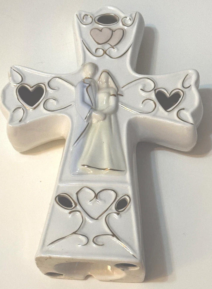 Cruz de Boda con Novia y Novio rodeada de Corazones de Oro hecha de Porcelana Foto 2 de 4