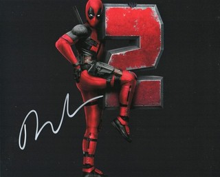 Autographed Ryan Reynolds 8 x 10 Photo Signed with COA