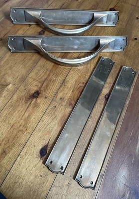 Türdrücker/Ziehgriff aus massivem Messing um 1920 mit passender Fingerplatte.