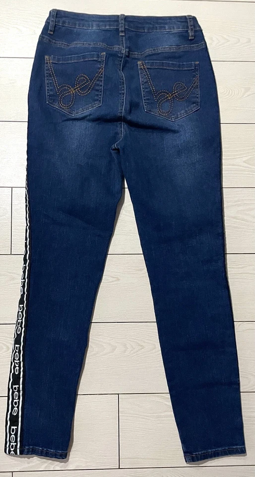 Pantalones de mezclilla ajustados Bebe para mujer con logotipo cinta lateral y bolsillo trasero deletreado Foto 4 de 4