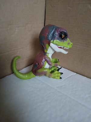 WowWee Untamed Raptor Fingerlings Stealth Velociraptor Green Dinosaur New Batter
