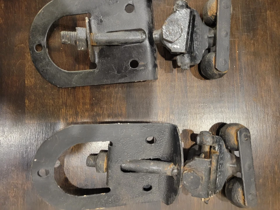 ANTIGUO HIERRO FUNDIDO VINTAGE ~ RODILLOS DE PUERTA DE GRANERO MEYERS (2) ~ LINTERNA O ~ HERRAMIENTA DE GRANJA Foto 4 de 4