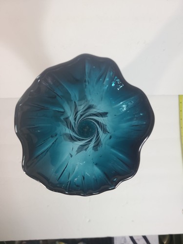 Jarrón de vidrio retorcido verde azulado vintage MCM 1970 alto cuello delgado acanalado superior - Imagen 3 de 10