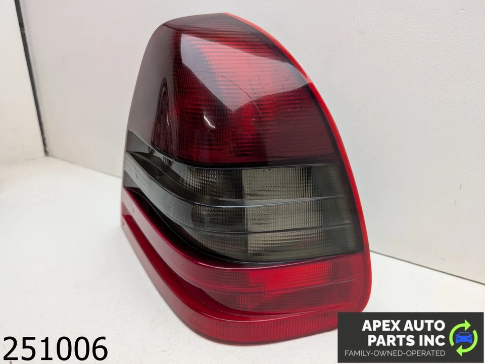 Lámpara de luz trasera derecha OEM 1998-2000 MERCEDES C230 2,3 L 2028203764 Foto 2 de 4